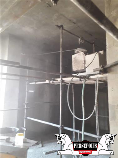عملیات اجرای  بازشو در دیوار اتاق برق در شهرک صنعتی اصفهان